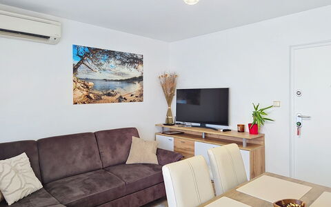 Emma: Mueble, Piso, Diseño De Interiores, Madera, Suelo, Sofá, Habitación, Sala, Mesa, Encendiendo