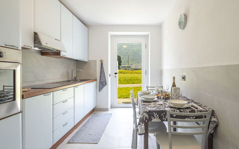 Isola Verde Garden Home: Piso, Diseño De Interiores, Mueble, Suelo, Cocina, Mostrador, Techo, Habitación, Aparato De Cocina, Gabinetes