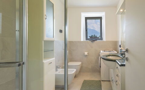 Isola Verde Garden Home: Baño, Piso, Diseño De Interiores, Arreglo De Tubería, Lavabo Del Baño, Suelo, Pared, Lavabo, Techo, Grifo