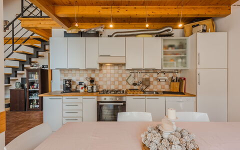 Giglio: Cocina, Mueble, Diseño De Interiores, Piso, Mostrador, Aparato De Cocina, Suelo, Madera, Electrodoméstico, Techo