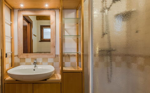 Giglio: Diseño De Interiores, Pared, Piso, Madera, Arreglo De Tubería, Suelo, Lavabo Del Baño, Espejo, Mueble De Baño, Baño