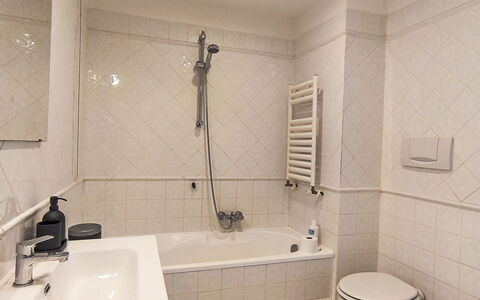 Al Porto: Baño, Arreglo De Tubería, Bañera, Piso, Diseño De Interiores, Suelo, Grifo, Lavabo, Lavabo Del Baño, Plomería