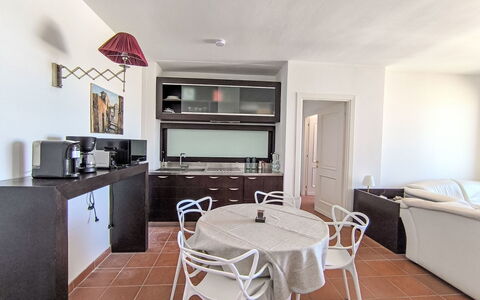 Al Porto: Mueble, Diseño De Interiores, Piso, Cocina, Suelo, Madera, Mostrador, Techo, Cocina Y Comedor Mesa, Habitación