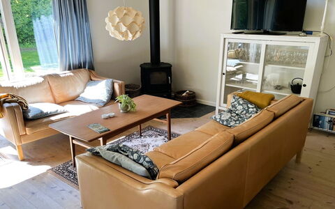 Zelda - 275M from the Sea: Piso, Mueble, Madera, Suelo, Diseño De Interiores, Suelos De Madera, Sala, Sofá, Casa, Manchas De Madera