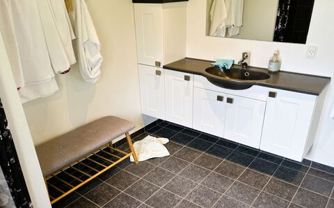 Zelda - 275M from the Sea: Piso, Lavabo Del Baño, Arreglo De Tubería, Suelo, Diseño De Interiores, Mueble De Baño, Lavabo, Grifo, Baño, Gabinetes
