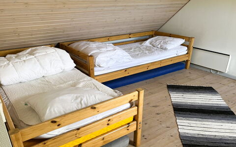Zelda - 275M from the Sea: Piso, Mueble, Suelo, Madera, Cama, Litera, Habitación, Diseño De Interiores, Habitación, Lecho