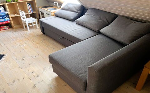 Zelda - 275M from the Sea: Mueble, Piso, Suelo, Sofá, Suelos De Madera, Sala, Habitación, Almohada, Madera Dura