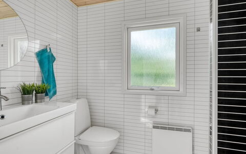 Lucian - from the Sea: Piso, Arreglo De Tubería, Diseño De Interiores, Suelo, Baño, Plomería, Lavabo, Loseta, Mueble De Baño, Grifo