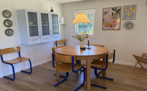 Goce - 300M from the Sea: Mueble, Piso, Suelo, Madera, Diseño De Interiores, Mesa, Silla, Comedor, Cocina Y Comedor Mesa, Suelos De Madera