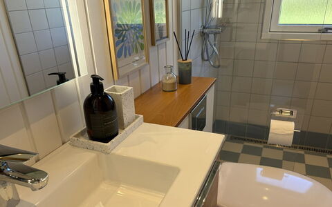 Goce - 300M from the Sea: Lavabo Del Baño, Arreglo De Tubería, Lavabo, Baño, Diseño De Interiores, Piso, Grifo, Suelo, Plomería, Espejo