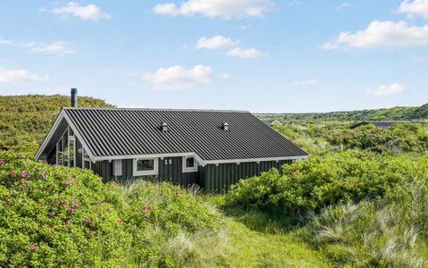 Glennie - 500M from the Sea: Techo, Arquitectura, Cabaña, Casa, Casa, El Terreno Del Lote, Área Rural, Casa De Campo, Inmuebles, Pendiente
