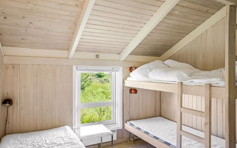 Glennie - 500M from the Sea: Madera, Habitación, Cama, Litera, Techo, Suelo, Diseño De Interiores, Piso, Marco De La Cama, Mueble