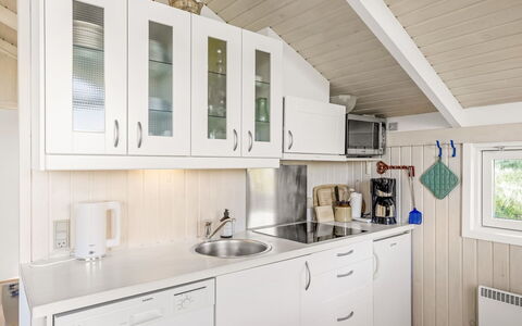 Glennie - 500M from the Sea: Madera, Cocina, Mostrador, Diseño De Interiores, Gabinetes, Arreglo De Tubería, Lavabo, Grifo, Mueble, Electrodoméstico