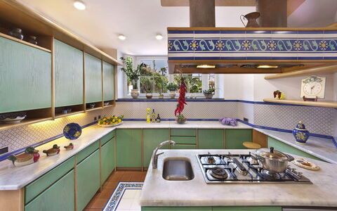Villa Clara: Cocina, Mostrador, Diseño De Interiores, Aparato De Cocina, Estufa De Cocina, Electrodoméstico, Piso, Gabinetes, Encendiendo, Estufa De Gas