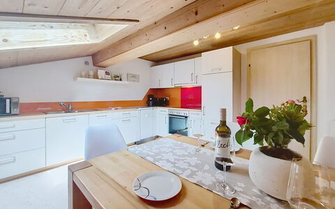 Holzegger: Diseño De Interiores, Madera, Piso, Techo, Mueble, Suelo, Habitación, Cocina, Mostrador, Casa