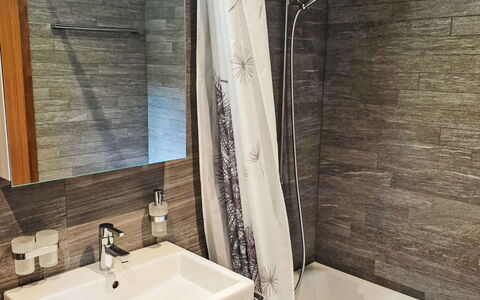 Taviarna Laax 1.9: Arreglo De Tubería, Piso, Baño, Suelo, Diseño De Interiores, Plomería, Grifo, Lavabo, Lavabo Del Baño, Loseta