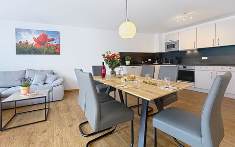 Endingen am Kaiserstuhl 100: Mueble, Diseño De Interiores, Piso, Suelo, Madera, Cocina Y Comedor Mesa, Mesa, Habitación, Comedor, Silla