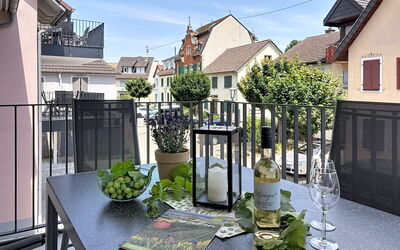 Endingen am Kaiserstuhl 100: Balcón, Maceta, Casa, Diseño Urbano, Departamento, Planta De Casa, Porche, Silla, Pretil, Cerca