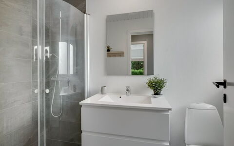 Adisl - 300M to the Fjord: Baño, Arreglo De Tubería, Lavabo Del Baño, Piso, Lavabo, Diseño De Interiores, Suelo, Mueble De Baño, Baño, Grifo