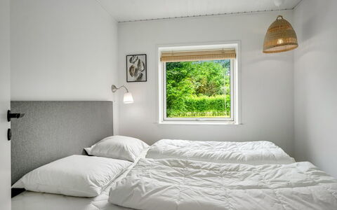 Adisl - 300M to the Fjord: Pared, Habitación, Cama, Madera, Lecho, Sábana, Diseño De Interiores, Techo, Marco De La Cama, Casa