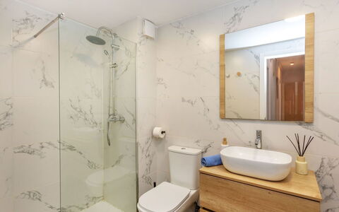 Ribera: Baño, Arreglo De Tubería, Pared, Piso, Suelo, Diseño De Interiores, Baño, Lavabo, Mueble De Baño, Lavabo Del Baño