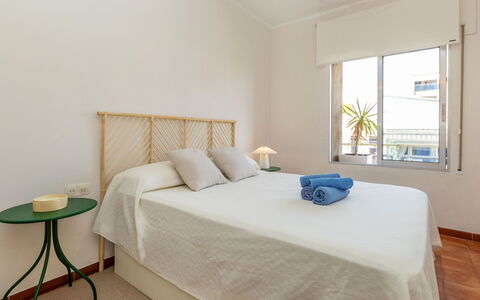 Ribera: Mueble, Diseño De Interiores, Cama, Habitación, Suelo, Pared, Piso, Lecho, Madera, Sábana