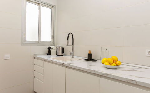 Ribera: Piso, Mostrador, Diseño De Interiores, Suelo, Cocina, Gabinetes, Arreglo De Tubería, Grifo, Lavabo, Casa