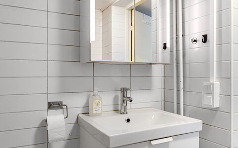 Odal: Pared, Diseño De Interiores, Baño, Piso, Arreglo De Tubería, Lavabo Del Baño, Suelo, Lavabo, Plomería, Grifo