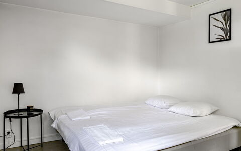 Odal: Cama, Diseño De Interiores, Pared, Suelo, Mueble, Habitación, Piso, Lecho, Sábana, Habitación