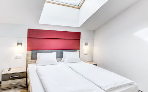 Saalbach-Hinterglemm 150: Habitación, Cama, Lecho, Marco De La Cama, Linos, Sábana, Colchón, Almohada, Hotel, Arrojar La Almohada