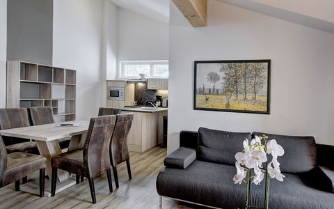 Saalbach-Hinterglemm 150: Mueble, Diseño De Interiores, Sofá, Piso, Techo, Madera, Habitación, Suelo, Sala, Departamento