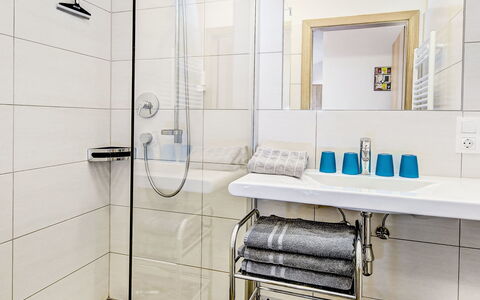 Saalbach-Hinterglemm 150: Diseño De Interiores, Piso, Suelo, Arreglo De Tubería, Baño, Plomería, Lavabo, Grifo, Habitación, Espejo