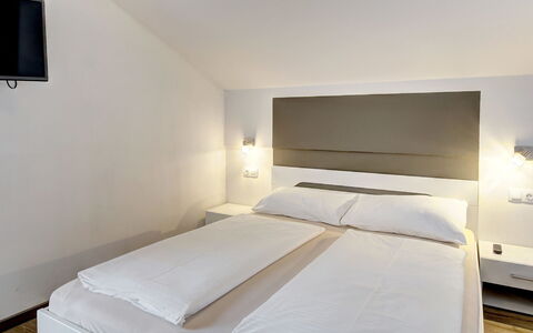 Saalbach-Hinterglemm 150: Habitación, Cama, Diseño De Interiores, Lecho, Marco De La Cama, Sábana, Suelo, Techo, Habitación, Departamento