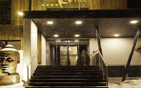 Saalbach-Hinterglemm 150: Diseño De Interiores, Techo, Piso, Encendiendo, Lámpara, Manchas De Madera, Escalera, Noche, Madera Dura, Suelos De Madera