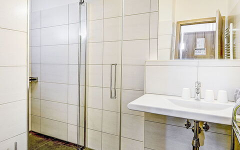Saalbach-Hinterglemm 150: Piso, Suelo, Arreglo De Tubería, Diseño De Interiores, Baño, Plomería, Loseta, Puerta, Puerta De La Ducha, Grifo