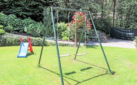 Velden am Wörthersee 39: Equipo De Juego Exterior, Jardín, Césped, Sombra, Ocio, Patio De Recreo, Patio Interior, Parque, Yarda, Columpio