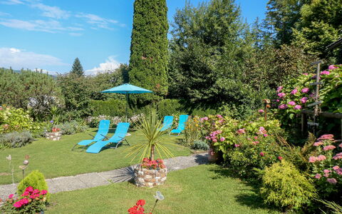 Velden am Wörthersee 39: Azul, Flor, Arbusto, Jardín, Cobertura Del Suelo, Paisajismo, Césped, Yarda, Patio Interior