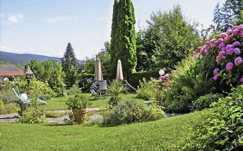Velden am Wörthersee 39: Verde, Flor, Jardín, Arbusto, Paisaje, Planta De La Comunidad, Cobertura Del Suelo, Césped, Primavera