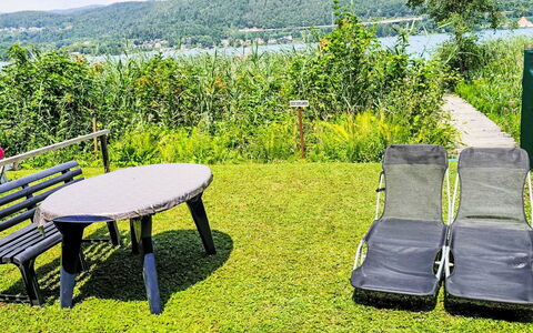 Velden am Wörthersee 39: Mueble, Mueble Para Exteriores, Mesa Al Aire Libre, Mesa, Silla, Jardín, Césped, Sombra, Banco