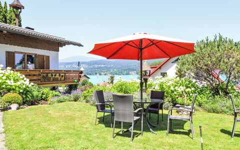 Velden am Wörthersee 39: Arbusto, Mueble, Jardín, Mueble Para Exteriores, Césped, Paraguas, Paisajismo, Sombra, Mesa Al Aire Libre