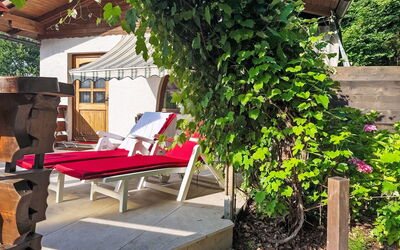 Velden am Wörthersee 39: Arbusto, Mueble Para Exteriores, Jardín, Sombra, Primavera, Paraguas, Estructura Al Aire Libre, Silla, Patio Interior