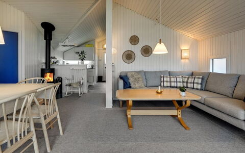 Wiebke - 50M from the Sea: Madera, Diseño De Interiores, Piso, Techo, Mueble, Suelo, Casa, Sala, Lámpara, Sofá