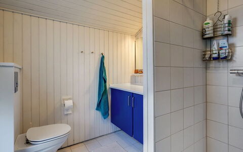 Wiebke - 50M from the Sea: Piso, Arreglo De Tubería, Baño, Pared, Suelo, Madera, Lavabo, Lavabo Del Baño, Baño, Diseño De Interiores