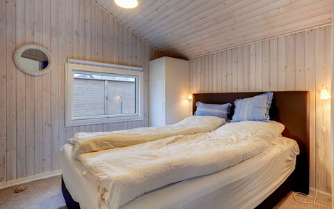 Wiebke - 50M from the Sea: Madera, Habitación, Techo, Cama, Diseño De Interiores, Sábana, Lecho, Marco De La Cama, Suelo, Habitación