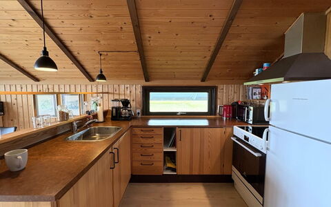 Kalervo - 2.9Km to the Fjord: Madera, Cocina, Diseño De Interiores, Mostrador, Piso, Suelo, Mueble, Techo, Manchas De Madera, Aparato De Cocina