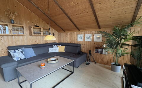 Kalervo - 2.9Km to the Fjord: Mueble, Madera, Diseño De Interiores, Piso, Sofá, Suelo, Sala, Techo, Suelos De Madera, Habitación