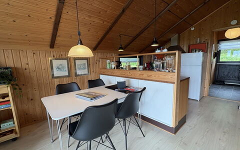 Kalervo - 2.9Km to the Fjord: Mueble, Diseño De Interiores, Madera, Piso, Techo, Suelo, Cocina, Cocina Y Comedor Mesa, Silla, Lámpara