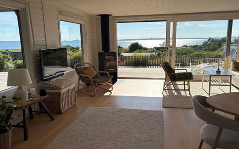 Raadengaard - 400M from the Sea: Mueble, Mesa, Silla, Suelo, Cocina Y Comedor Mesa, Suelos De Madera, Manchas De Madera, Madera Dura, Mesa De Café, Sala