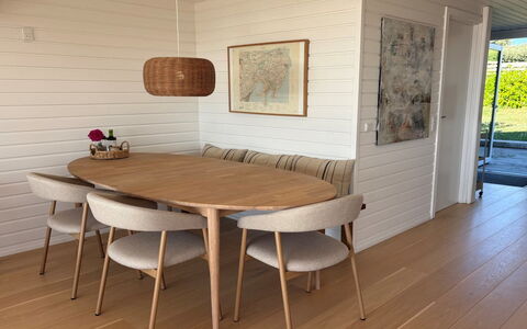 Raadengaard - 400M from the Sea: Mueble, Piso, Suelo, Madera, Diseño De Interiores, Cocina Y Comedor Mesa, Mesa, Suelos De Madera, Comedor, Silla