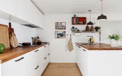 Raadengaard - 400M from the Sea: Cocina, Madera, Mostrador, Piso, Gabinetes, Diseño De Interiores, Aparato De Cocina, Mueble, Suelo, Alacena